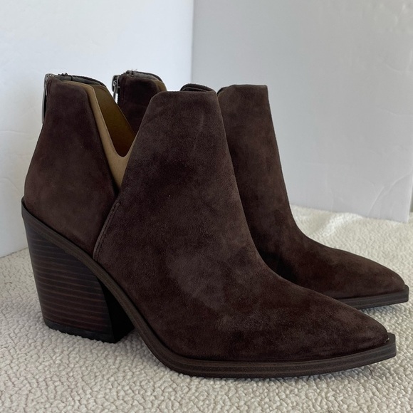 Vince Camuto Gigietta nwob chocolate brown leather pointed toe booties - Picture 1 of 11